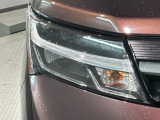 LEDヘッドライトは、点灯の瞬間から最大光量を発揮し、突然暗くなるトンネルなどでの安定感を高めます。