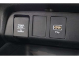 USBオーディオ用ソケットがついていますので携帯電話などを接続すれば音楽等の再生が可能です!充電用ソケットもございます!
