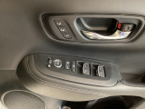 電動格納式リモコンドアミラーと、パワーウィンドウスイッチ等は運転席ドアにあります。