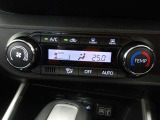 オートエアコンです。車内を設定温度に保ち、快適空間をキープします。