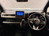 操作性に優れた運転席となります!小物入れや各ボタンの配置にこだわり、使いやすいです!座り心地もよく視認性も良好なのでロングドライブもお任せ下さい!