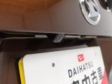 後退時に車両の後ろ側をモニター画面に表示します。車庫入れなどでバックする際に後方確認ができて便利です。車庫入れが苦手な人もこれで安心。