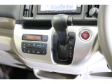 インパネシフトだから視線の移動も少なく足元もスッキリ♪運転席もゆったりしているのでゆとりを持ってドライブできますね!