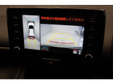 車の前後左右に取り付けられたカメラで、視線やバックモニターでは死角となる前方や真横も確認できます。狭い駐車スペースもスムーズに駐車できます。
