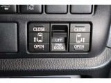 スライドドアの開閉は、ドアハンドルはもちろん運転席からのスイッチ操作でも可能です。お子様の送迎時の乗り降りも一段と楽になります。