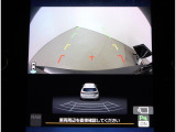 フロントグリル、運転席側、助手席側ドアミラー、リヤゲートに装着したカメラの映像をインフォメーションディスプレイの大画面で確認可能です。