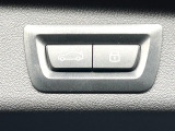 ●電動リアゲート:ワンタッチでリアゲートの開閉ができ、荷物などで両手が塞がっている状態でも簡単に開閉ができる便利機能です。