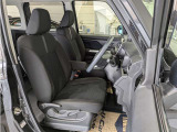 高いホールド性で運転姿勢が安定します。長距離ドライブでも疲れにくいのが魅力です。快適なドライビングライフをお送りください♪