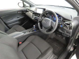 シンプルで使いやすいデザインの運転席です。