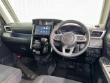 運転席まわりです。 各操作スイッチは使いやすい位置に配置されてます。