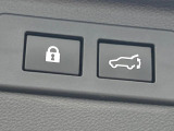 【パワーバックドア】スマートキーや運転席のボタンを押すだけでリアゲートが自動で開閉します!荷物を持っている時や、高い位置にあるバックドアを閉める際に便利な機能です♪