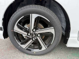 純正アルミホイール。デザインが素敵ですね。お車全体のイメージ変わりますね。ホイールの重量やタイヤの放熱性など性能面に大きく関わる部分ですよね。タイヤサイズは 165/55R15 です。