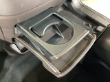 使わないときは収納しておけるドリンクホルダー付き。