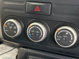 【オートエアコン】一度お好みの温度に設定すれば、車内の温度を検知し風量や温度を自動で調整。暑い&hellip;寒い&hellip;と何度もスイッチ操作をする必要はありません。快適な車内空間には必須の機能ですね♪