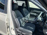 運転席と助手席の間に小物入れ付きのひじ掛けが付いていますので運転中はとても役立ちますね。