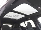 屋根一面まるごととも言える特大サイズのチルトアップ機構付電動パノラマ・ガラス・サンルーフ。晴天時はもちろん、雨天・曇天時にもブラインドを開けることで常に開放的な車内空間を実現させてくれます。