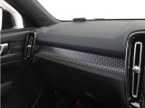 ダッシュボードに収められたカッティングエッジ・アルミニウム・パネルをLEDライトが照らし出し、XC40R-Designのインテリアに昼夜を問わず特別な雰囲気を添えます。