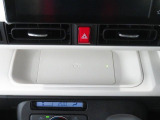 ワイヤレス充電機能 Qi がインパネセンタートレイにあり便利です。