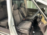 乗降がしやすい運転席。高さが調節できて小柄な方でも運転しやすいポジションをとることができます。