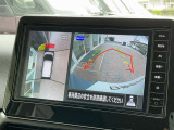 大画面9インチナビでクルマを上空から見下ろしているかのように、状況を把握できます。ハンドルを回転させると、車の動きが確認できたり、センサーの反応する位置が見えたりするのもとても便利ですね!!
