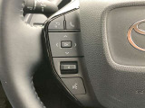 運転中、オーディオの操作をしてて、ハッとしたことはありませんか?ステアリングスイッチは、運転中でもハンドルでオーディオの操作が可能です。安全なドライブをサポートします。