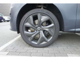 大径ホイールは、車全体の外観に高級感を与える要素の一つです。スポーツカーに装備されていることが多く、その存在感が車のプレミアム感を高めます。デザインが豪華であるため、外観の美しさや魅力が際立ちます。