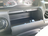 運転席にはアッパーボックスを備えており、小物の収納に便利です。