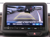 リバース時にはリアカメラにより後方の確認も可能です。「ノーマル・ワイド・トップダウンビュー」の3つから状況に合わせて切り替え可能です。