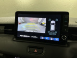 リバースギアに入れるだけで後方の表示へ切り替わります。夜間や雨の日の駐車も楽になりますよ。