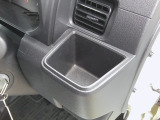 運転席右側に便利なドリンクホルダーを装備。作業中の水分補給もスムーズに行えます。