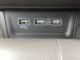 充電用USB端子2個とオーディオ用入力端子1個を装備しております!