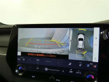 パノラミックビューモニター付きです。車両を上から見たような映像を画面に表示。運転席からの目視だけでは見にくい、車両周辺の状況をリアルタイムでしっかり確認できます。