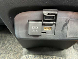 USB充電端子が装着されていますので、走行中にスマホやタブレットなどを充電することができて便利です!