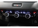 運転席と助手席の温度設定の変更が可能な左右独立タイプのデュアルエアコンです♪♪♪暑がりな人・寒がりな人も誰もが車内を快適にお過ごしいただけます♪♪♪