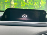 【8.8インチマツダコネクト】車内の雰囲気にマッチした大型のディスプレイ。スマホ接続でのナビ使用やBluetooth再生等、様々な機能が楽しめます。直感的なダイヤル操作が可能で、使い勝手も良好です。