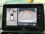 真上から見下ろすような映像で、車庫入れや縦列駐車時に、自車と駐車位置の関係をひと目で確認でき、スムースな駐車をサポート。動く物を検知してお知らせすることで、発進時の安全確認もサポートします。