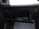 車検証入れなどに便利なグローブボックスです。