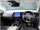 デザインもよく、居心地のよい運転席ですね。分かりやすいスイッチ類ですから操作もしやすく運転をサポートします。