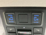 両側パワースライドドアを採用しており、運転席から簡単に開閉操作が可能です。駐車場や狭い場所でも扱いやすく、乗車時・降車時の負担を軽減します。