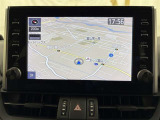 ディスプレイオーディオを装備。スマホとクルマをつなぐことで、これまでのナビに加えて、いろんなサービスが楽しめます。