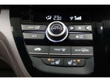 オートエアコン装備♪室内温度を設定すれば自動的に風量の調整をしてくれます♪車内をいつでも快適に保てます♪