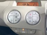 【オートエアコン】一度お好みの温度に設定すれば、車内の温度を検知し風量や温度を自動で調整。暑い&hellip;寒い&hellip;と何度もスイッチ操作をする必要はありません。快適な車内空間には必須の機能ですね♪