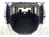 セカンドシートを倒した状態です。セカンドシートは独立可倒、荷物に合わせてラゲッジスペースをアレンジできます。