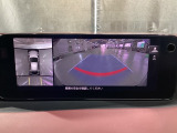 狭い場所での駐車やすれ違いなどでより的確な運転操作に役立つ360&deg;ビューモニターが装備されています。