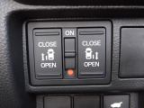 狭い駐車場や壁際でもドアをぶつける心配が少なく開けられる両側スライドドアです。両側共に電動で、開閉操作も楽々です!