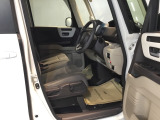 【ベンチシート】運転席と助手席の移動もスムーズ!狭い駐車場での乗り降りや、お子様の乗り降りにも便利です。座席の間にコンソールボックスやドリンクホルダーがないため、車内空間が広く感じます。