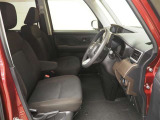運転席はこのような雰囲気です。このポジションで安全運転です。前後左右の見通しはといってもやはり現車確認がなにより分かりやすいです。ご来店お待ちしております(^^)/