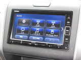 純正メモリーナビ(VXM-224VFi)を装着しております。AM、FM、CD、DVD再生、Bluetooth、音楽録音再生、フルセグTVがご使用いただけます。初めて訪れた場所でも安心ですね!
