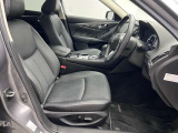 運転席も広くゆとりのある室内です