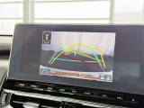 【バックガイドモニター】車両後方の映像をナビ画面に表示し、駐車などの後退操作をサポートします。